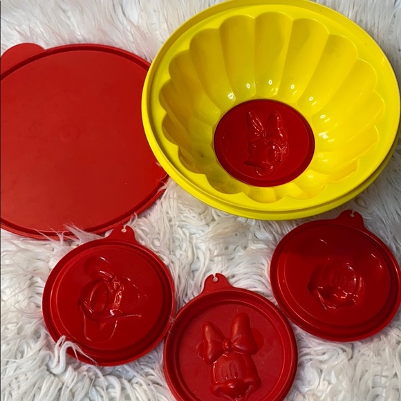 VTG Tupperware Jello Mold Disney